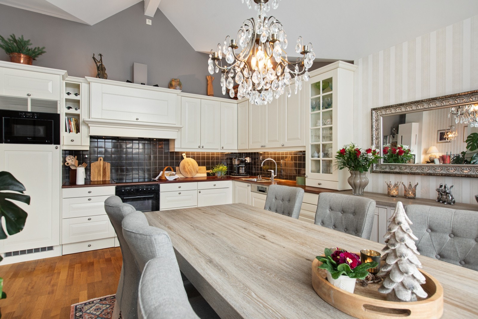 Den sjenerøse takhøyden er også her et tydelig kvalitetsstempel og gir rommet ekstra luft og volum. Galleribilde