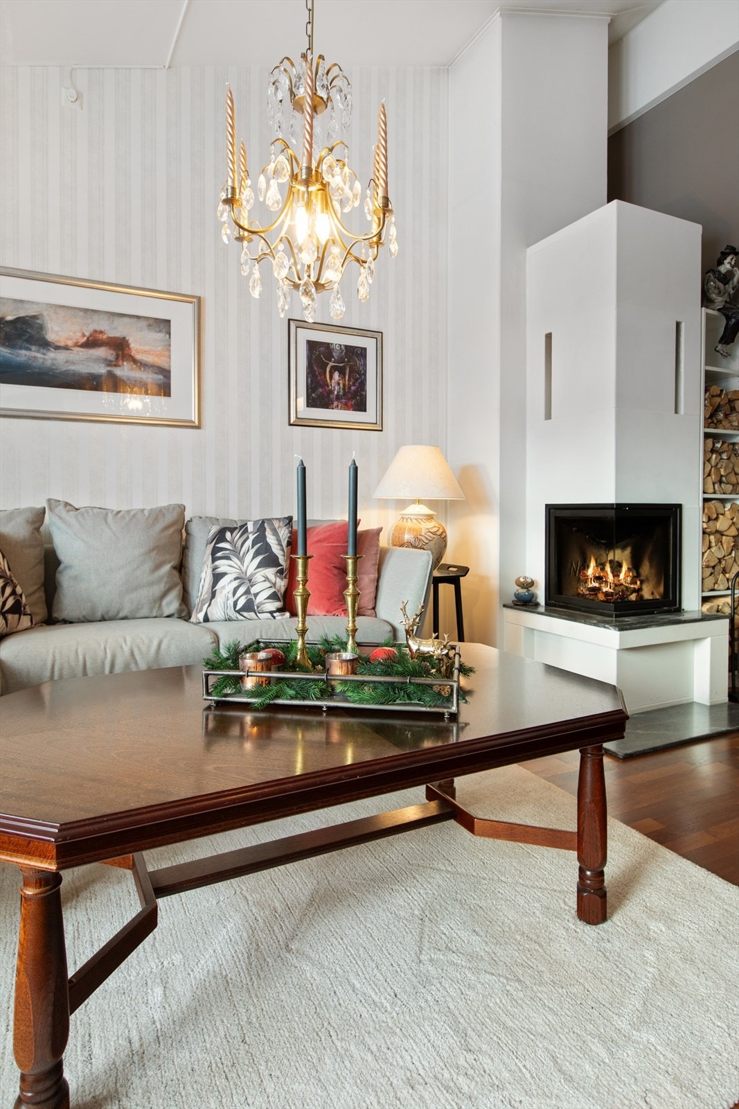 Stuen er utstyrt med peisovn som tilfører både varme og en lun atmosfære. Galleribilde