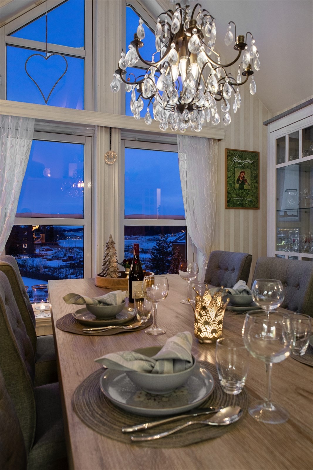 Leiligheten byr på en gjennomtenkt planløsning med tre romslige soverom, to bad og en åpen og lys kjøkken- og stueløsning. Gode oppbevaringsmuligheter finnes i både innvendig bod og to utvendige boder. Galleribilde