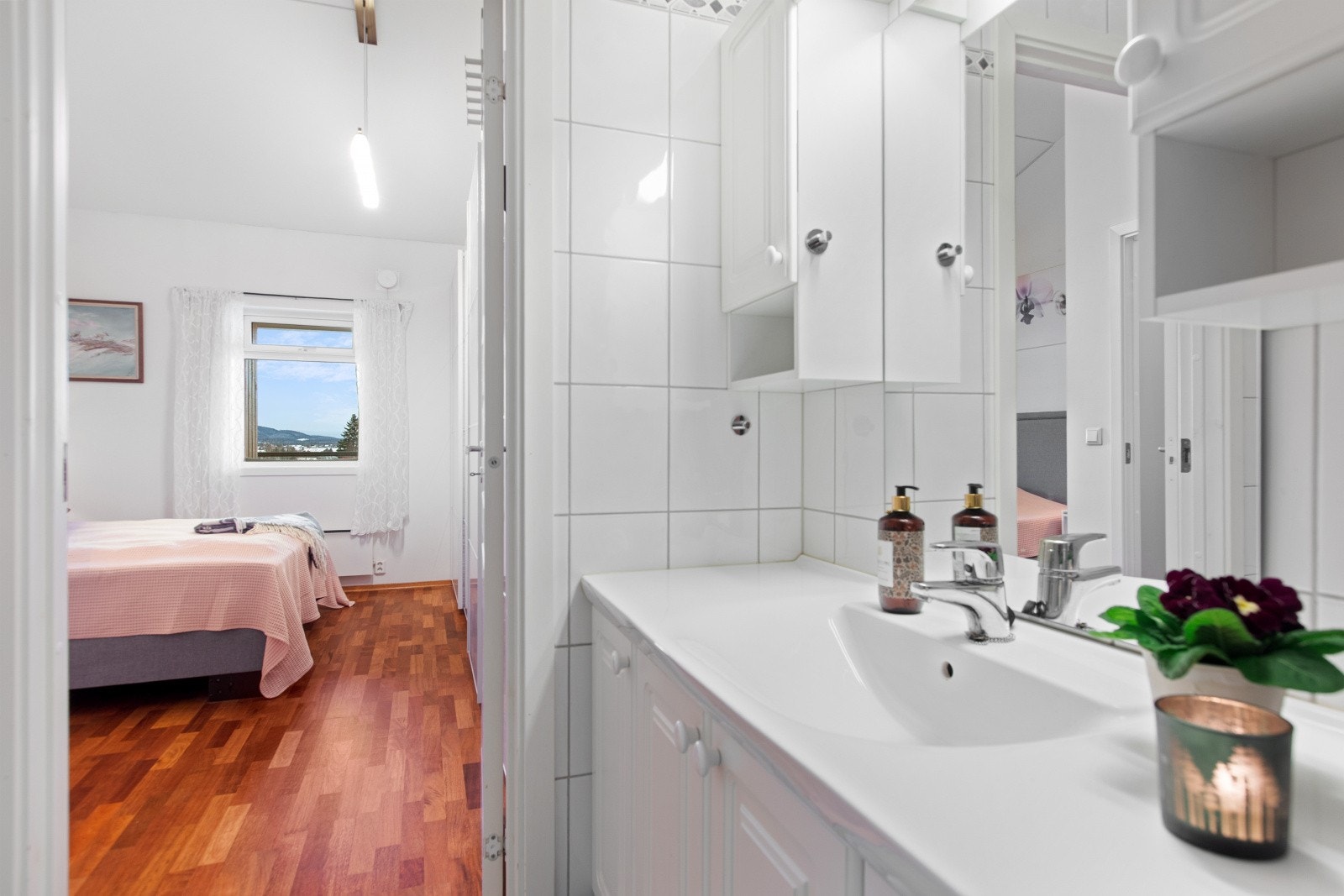 Badet som er tilknyttet hovedsoverommet er pent flislagt og har behagelige varmekabler i gulvet. Galleribilde