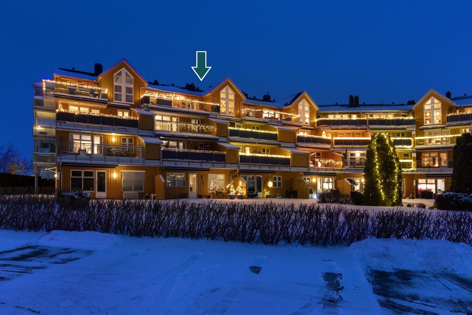 Videre kan det trekkes frem at leiligheten har store, flotte vinduer som gir rikelig med naturlig lys og utsyn mot sameiets fellesområde. Galleribilde