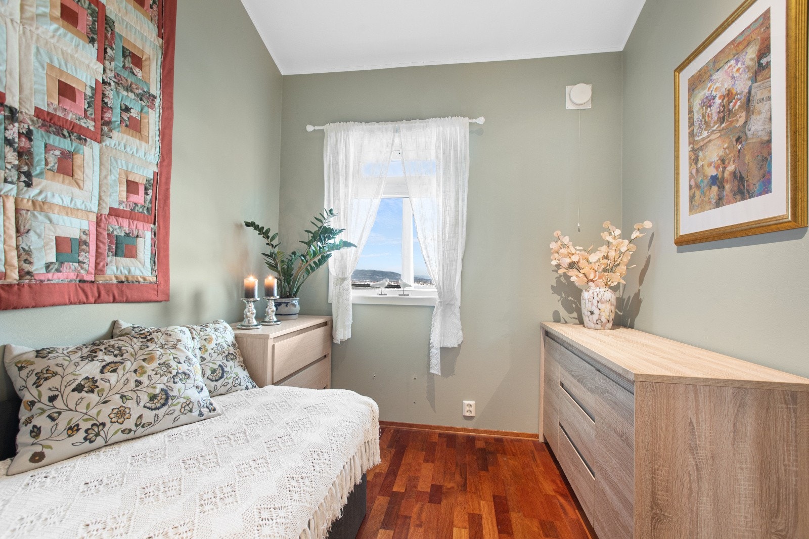 Det andre soverommet ligger i direkte tilknytning til entréen og egner seg utmerket som gjesterom. Galleribilde