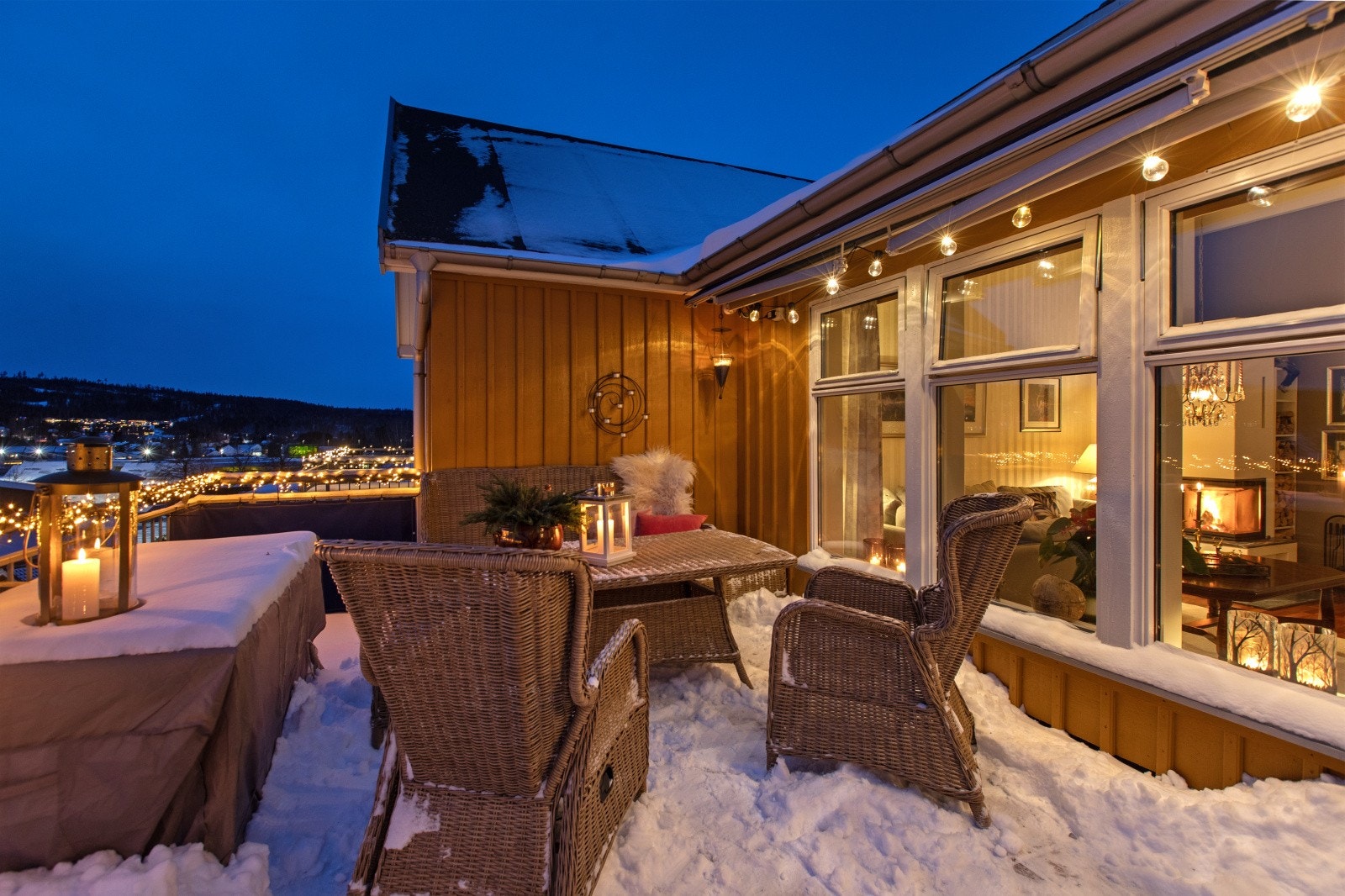 Med stor markise fremstår terrassen som et ideelt uterom og en naturlig forlengelse av stuen på varme sommerdager. Galleribilde