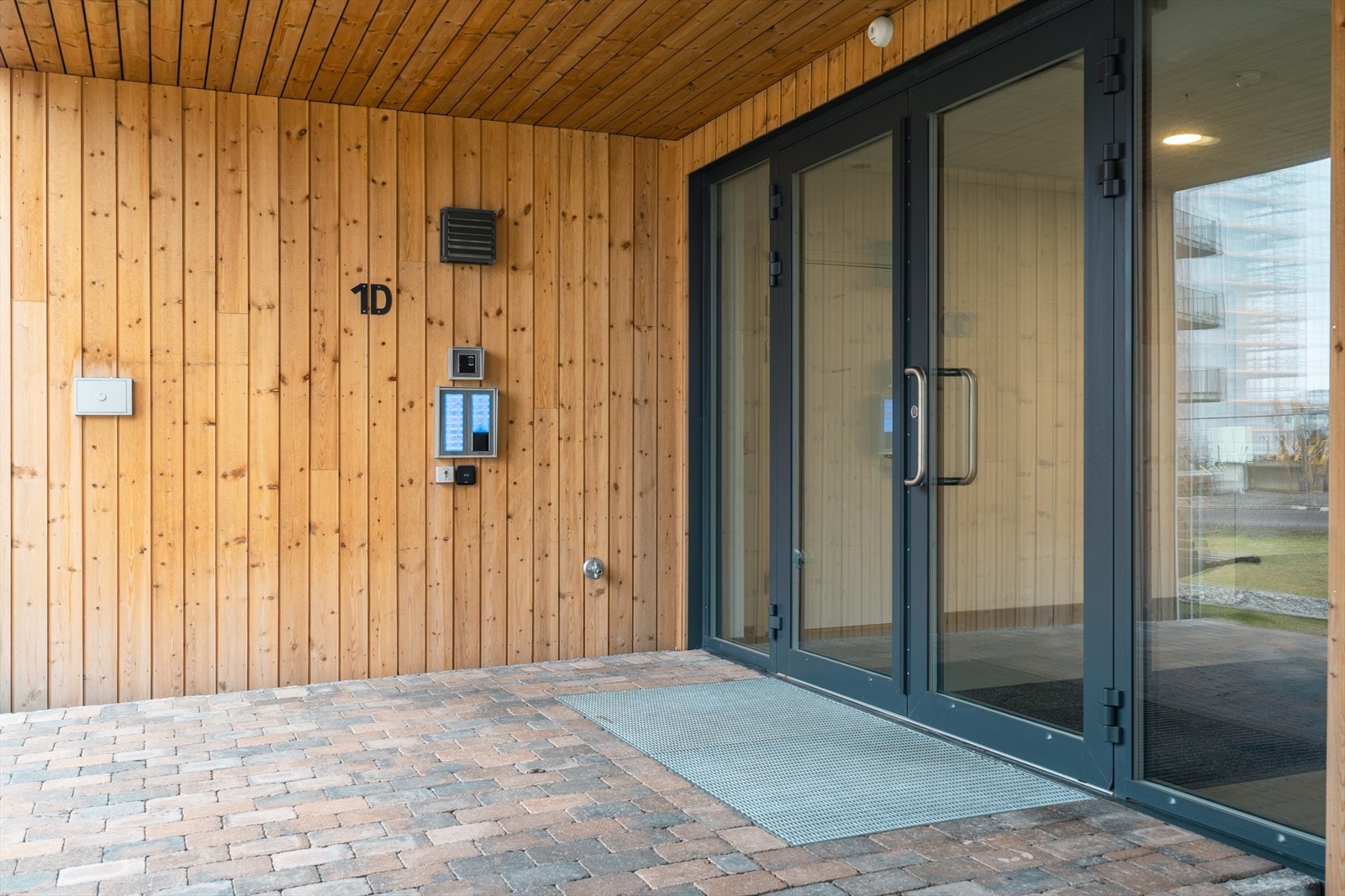 Velkommen inn ønskes med overbygd inngangsparti og porttelefon for enkelt å slippe inn besøkende. Foto: Privat. Galleribilde