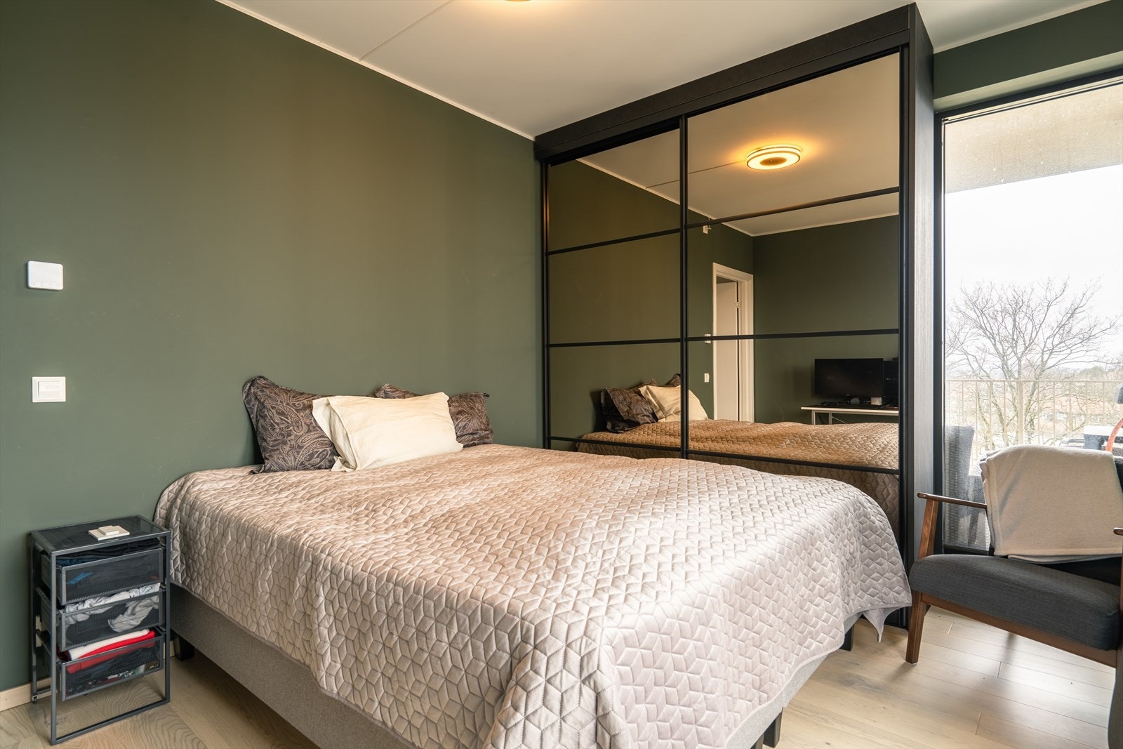 Rommet er innredet med garderobeskap for enkelt å holde orden i klær og tilbehør. Foto: Privat. Galleribilde