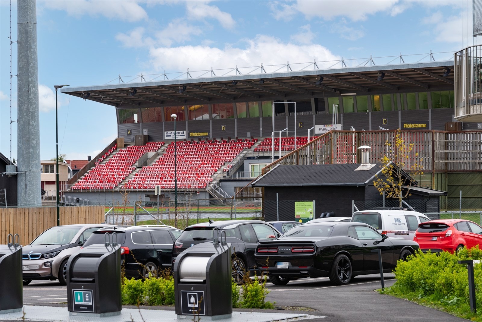 For den fotballinteresserte spiller Moss Fotballklubb sine hjemmekamper kun noen meter fra boligen. Foto: Marie Waagan. Galleribilde