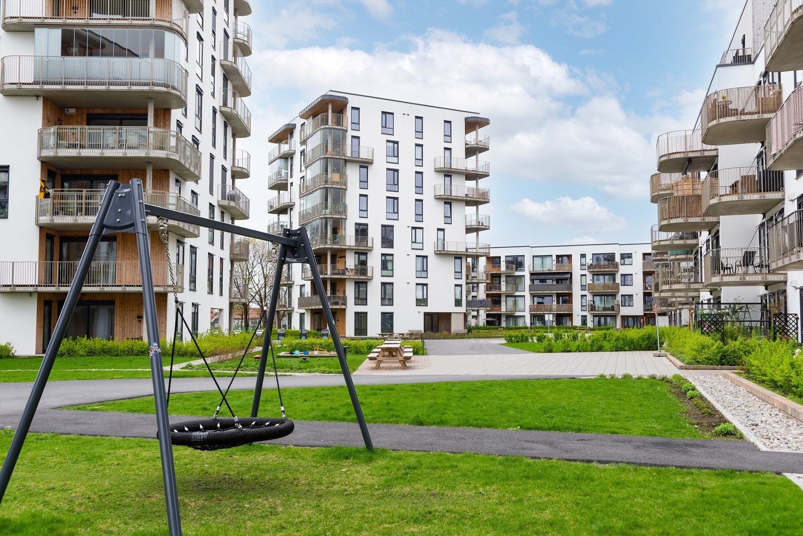 Sameiets fellesareal er ryddig og pent med gressplen, div. beplantning, utelys, asfalterte og steinbelagte stikkveier. Foto: Marie Waagan. Galleribilde