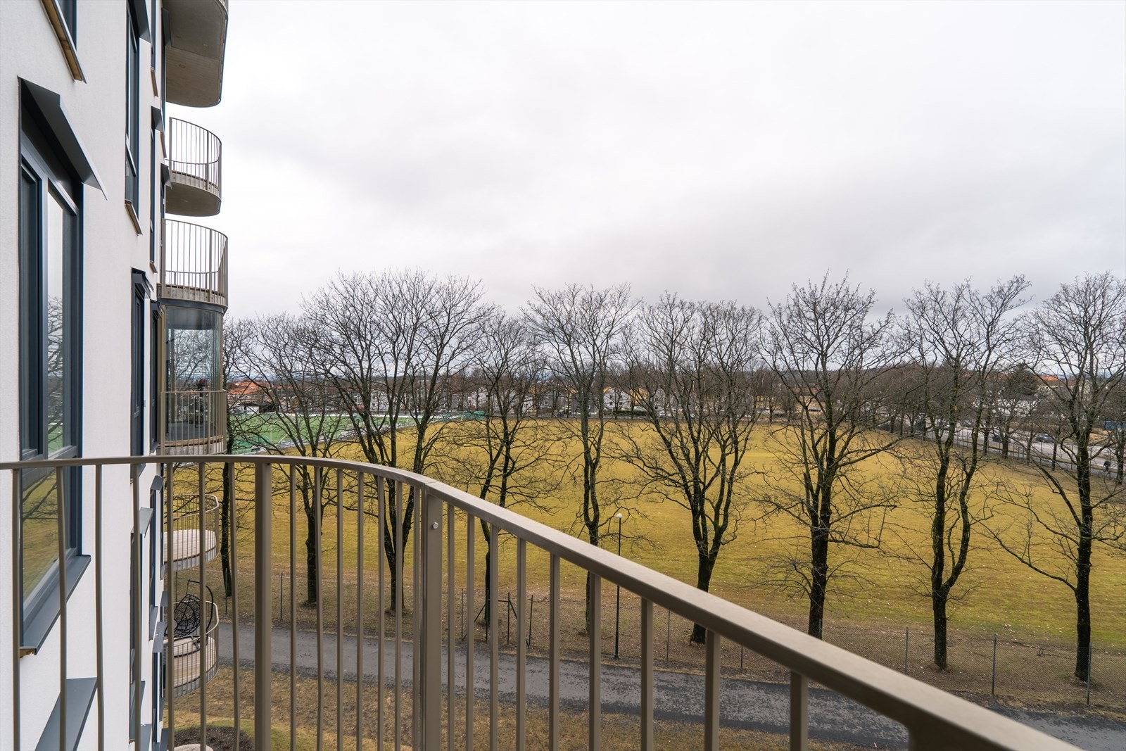 Beliggenheten har gode solforhold og sammen med utsyn mot fellesarealer. Foto: Privat. Galleribilde