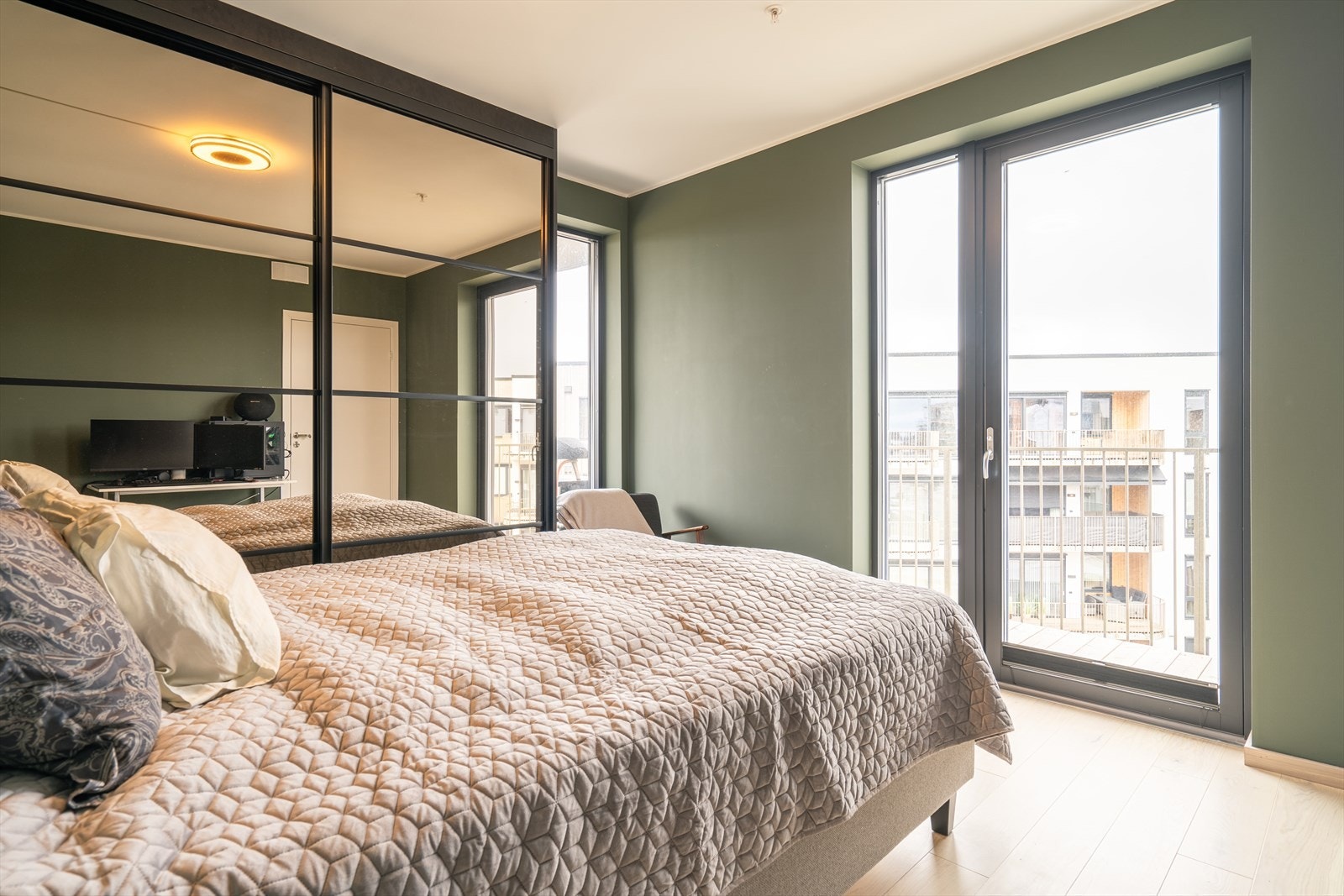 Soverommet er romslig og har god plass til dobbeltseng med tilhørende nattbord. Rommet har både stort vindu og verandadør med utgang til veranda. Foto: Privat. Galleribilde