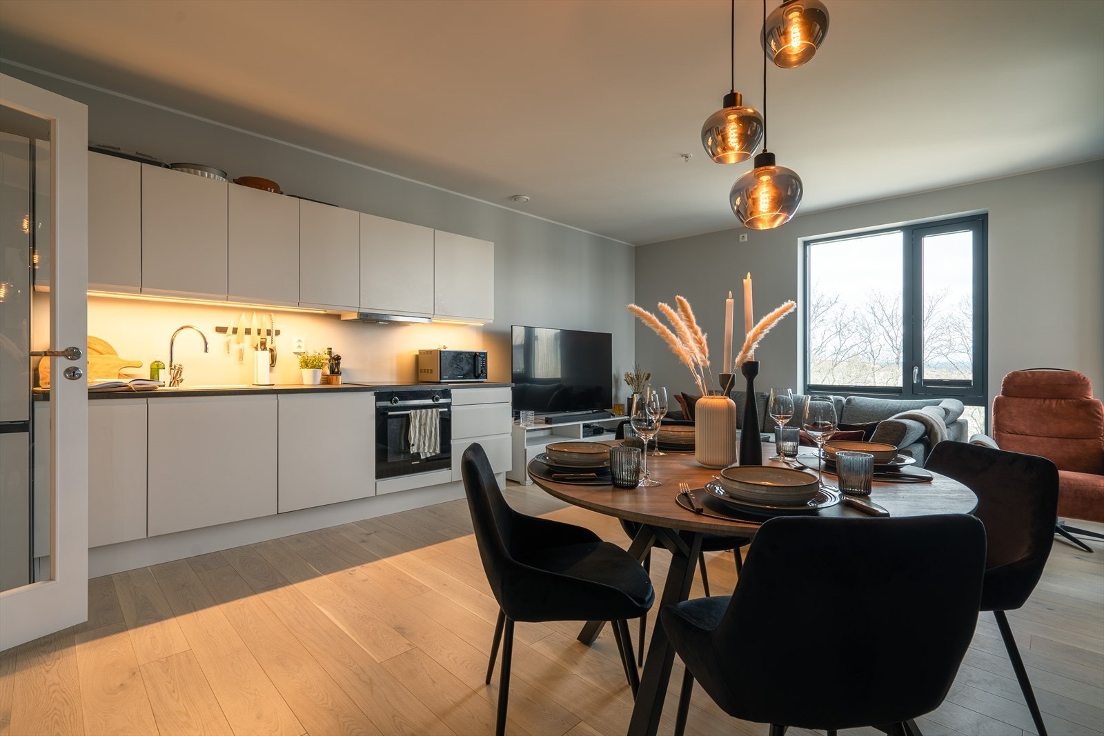 Her kan du flytte rett inn i moderne standard og funksjonell planløsning, med gjennomgående lys 1-stavsparkett og slettmalte overflater. Foto: Privat. Galleribilde