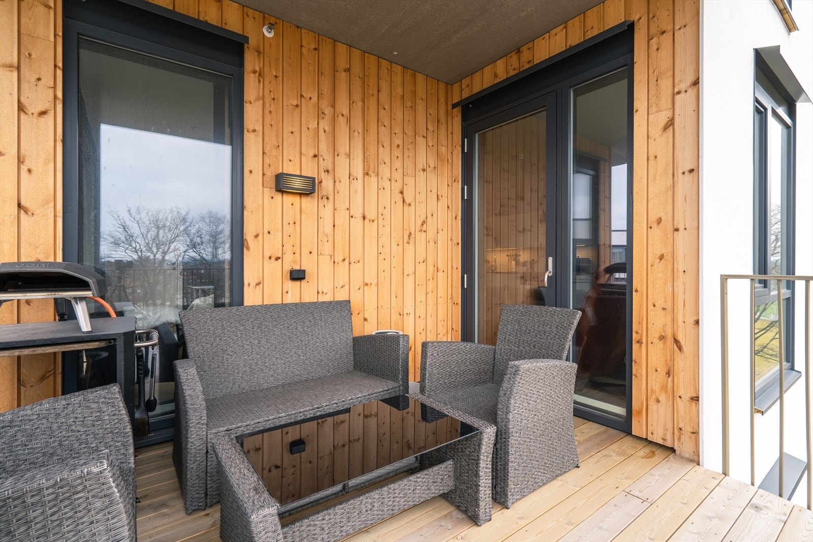 Verandaen blir en fin forlengelse av stuen på sommerhalvåret. Det er terrassebord på gulv for en lun følelse og spilerekkverk i metall. Foto: Privat. Galleribilde