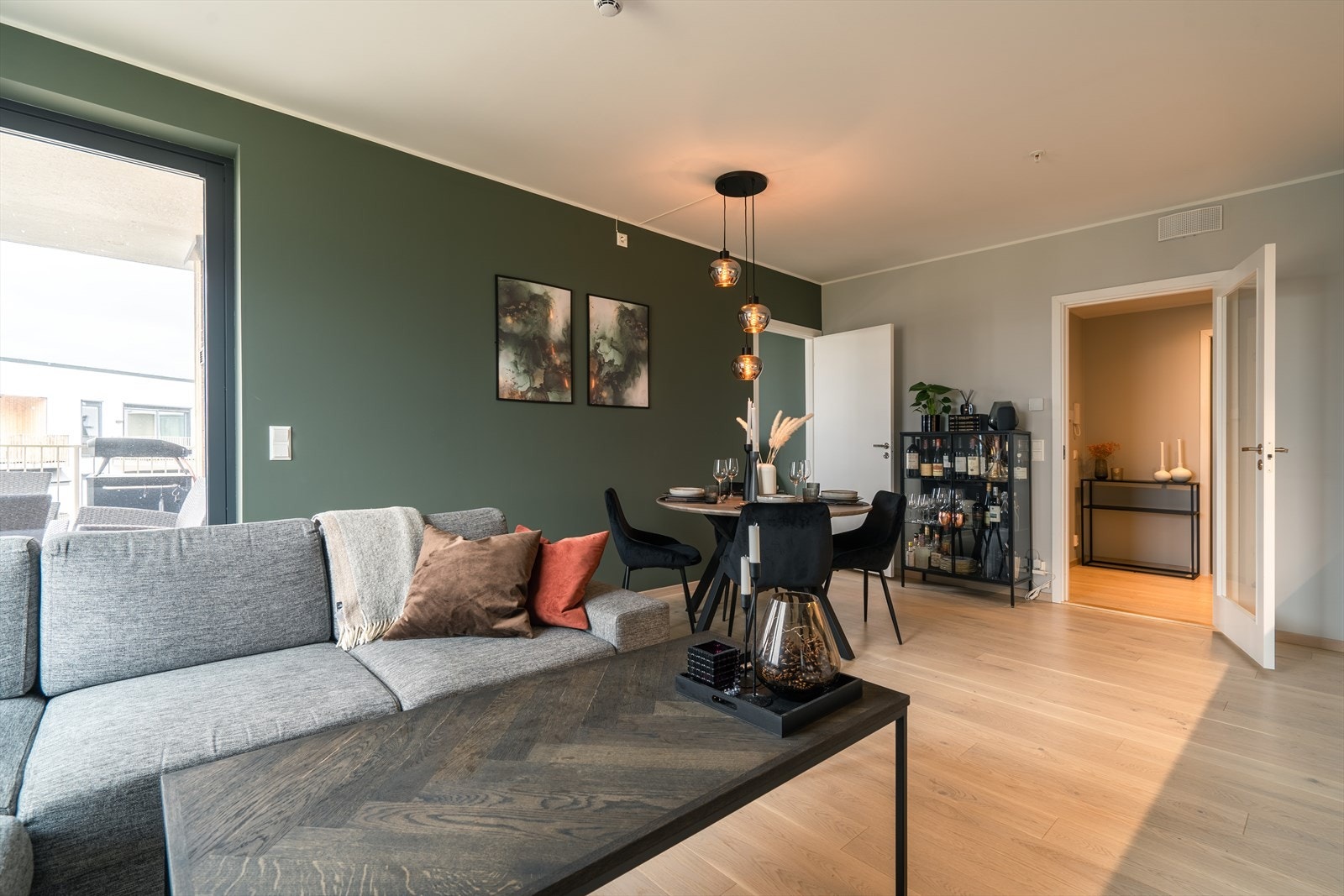 Generøs takhøyde, store vindusflater og en behagelig grønntone på vegger skaper en lys atmosfære. Foto: Privat. Galleribilde