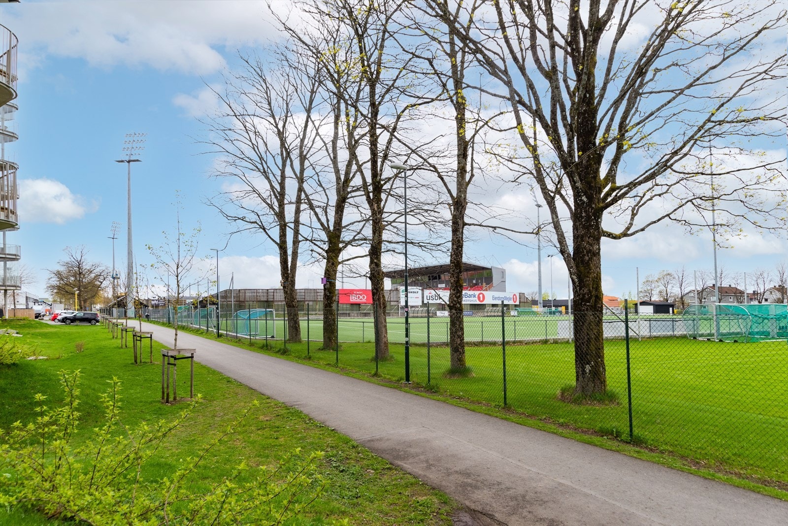 Tvers over veien ligger gressfeltet til Melløs stadion, som gir grønne omgivelser og mulighet for aktivitet. Foto: Marie Waagan. Galleribilde