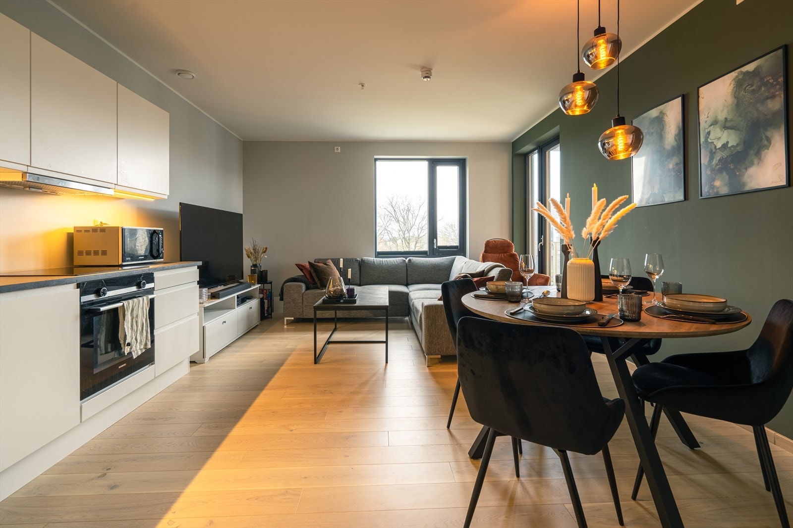 Stuens utforming gir plass til naturlige soner for både sofaløsning og spisestue. Foto: Privat. Galleribilde