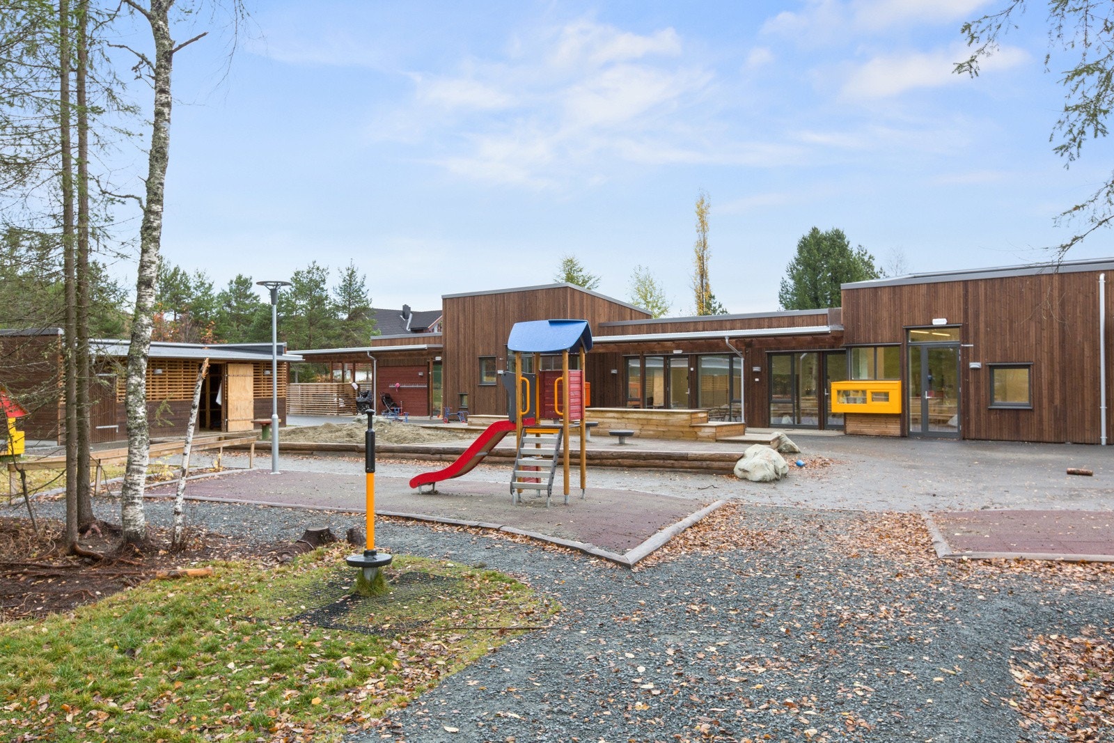Eiendommen sokner til Tanem skole (1. til 7. klasse). Tanem skole har tilknyttet SFO-tilbud. På Tanem finner man også Brannåsen og Tanem barnehager. Galleribilde