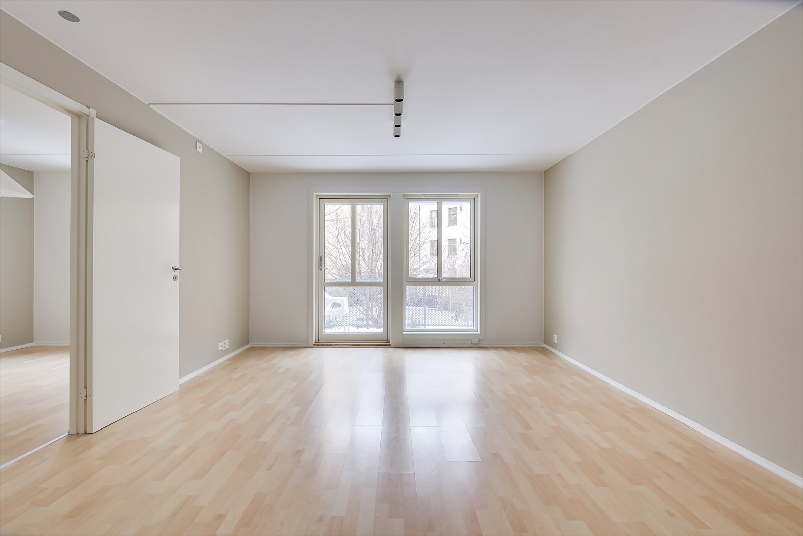 Store vindusflater (nye fra 2024) fra gulv til tak - Masse potensial og svært god romløsning med store, gode rom Galleribilde