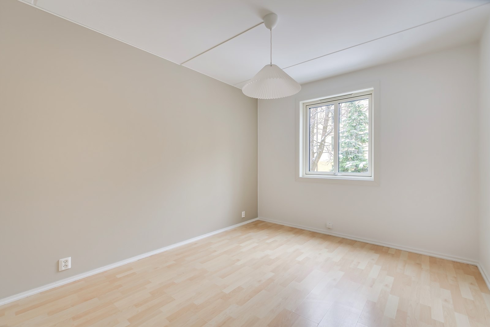 Svært romslig soverom fra stue Galleribilde