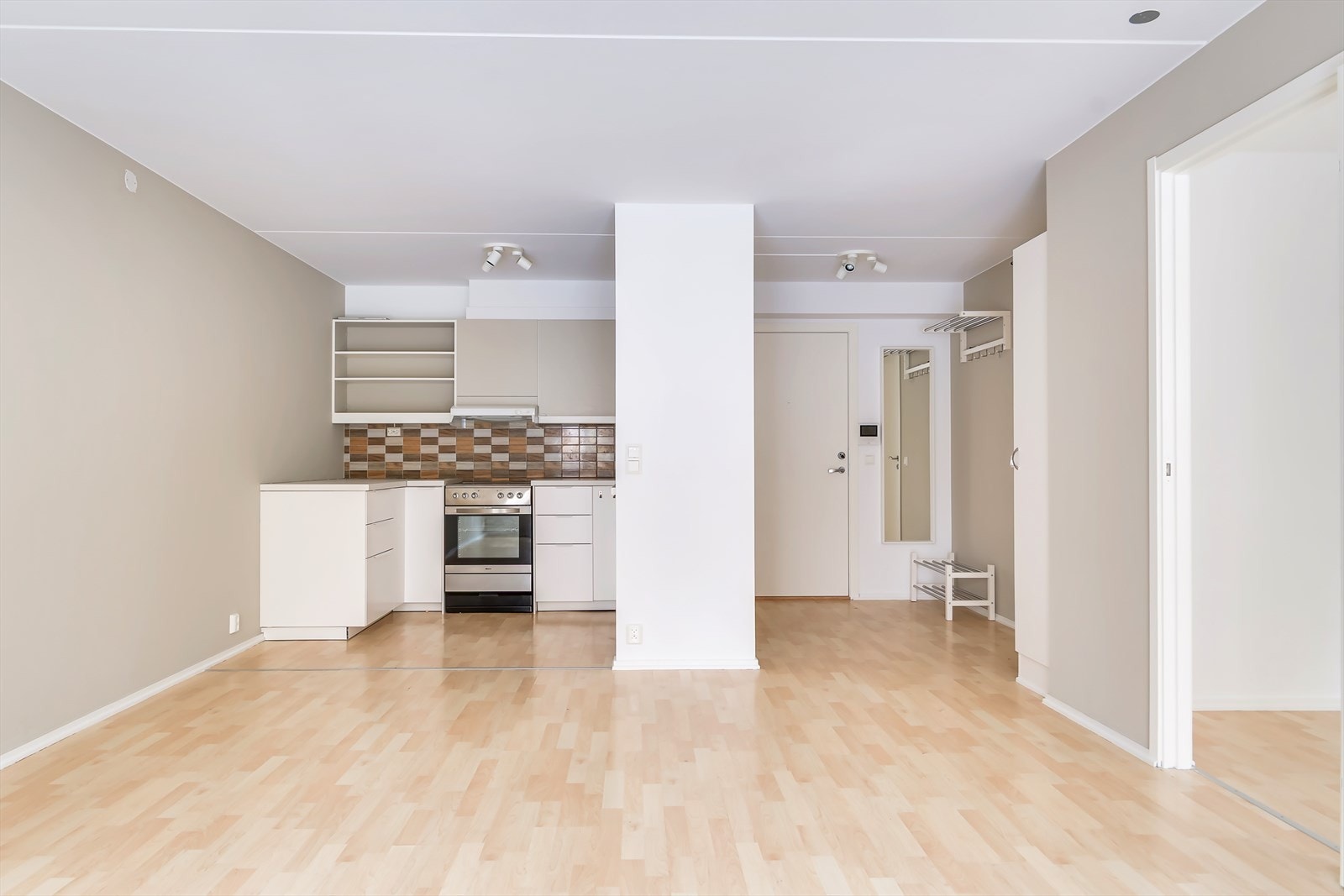 Delvis åpen kjøkkenløsning mot stue Galleribilde