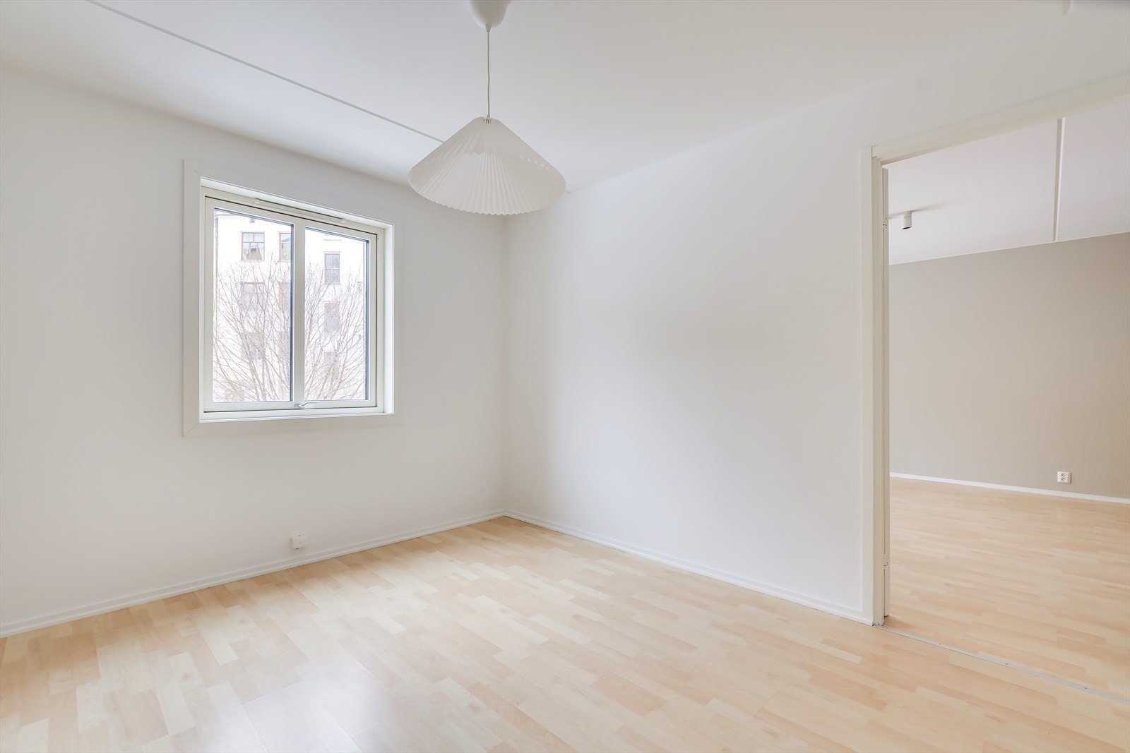 God plass til dobbeltseng, nattbord og garderobeinnredning Galleribilde