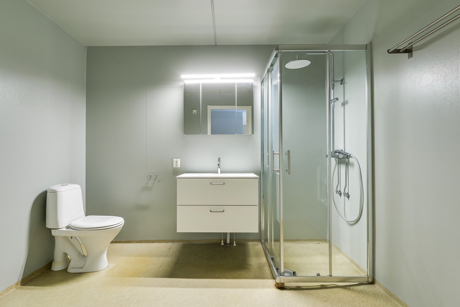 Romslig baderom fra byggeår - Noe oppgradert dusjnisje og servant (ukjent tidspunkt)- Nymalte vegger Galleribilde