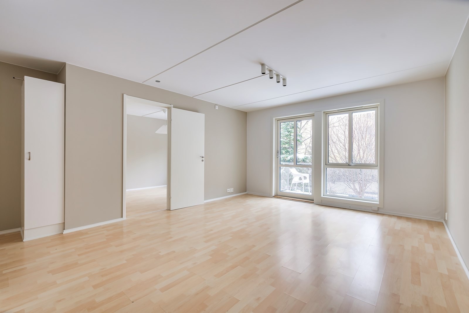 Boligen er nymalt men har eldre bad og kjøkken - Bygg fra 1990 Galleribilde