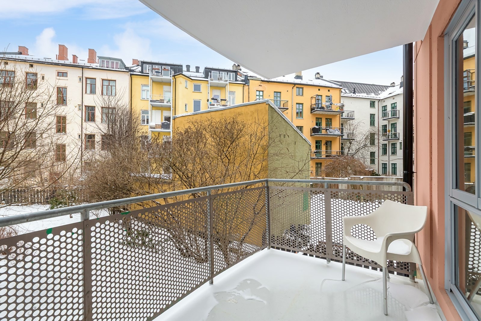 Balkongen vender mot stille indre hage - Lite innsyn og pent utsyn Galleribilde