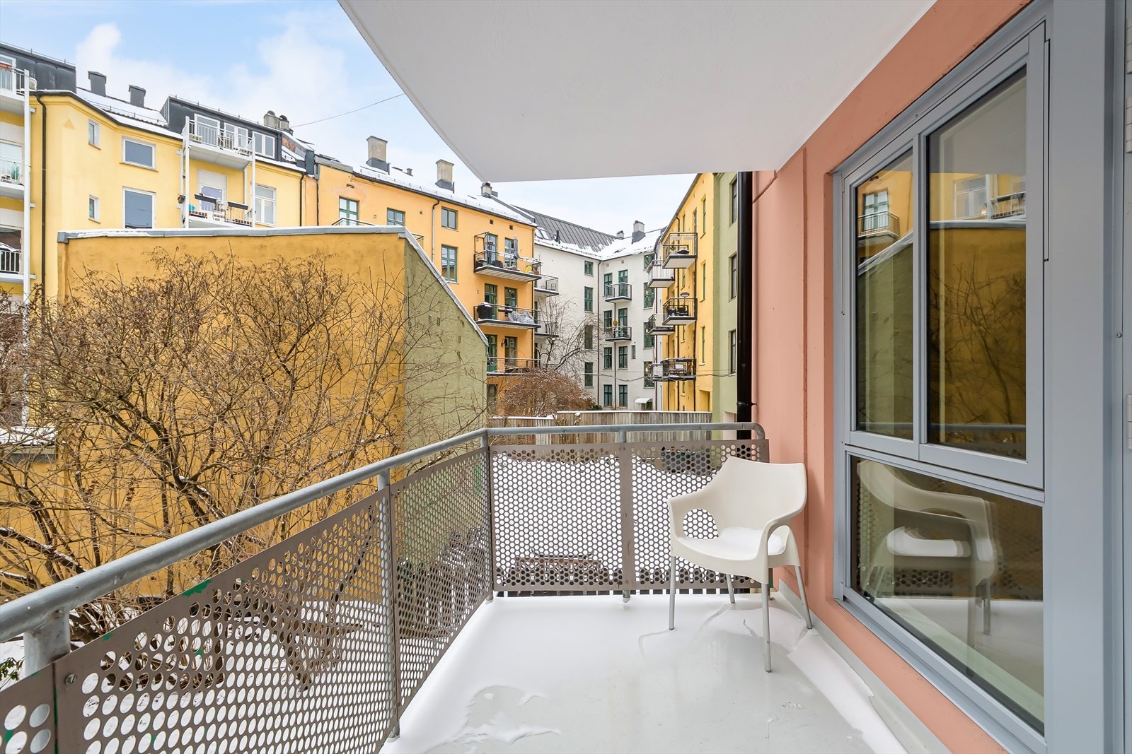 Stor 2-roms selveier med romslig balkong mot stille bakhage Galleribilde