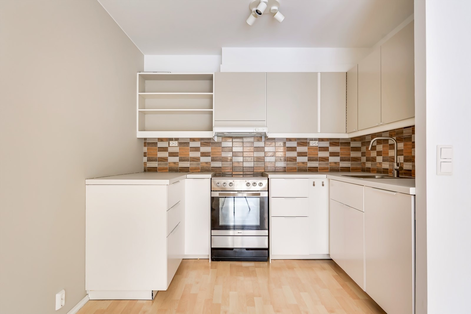 Kjøkken er antatt fra byggeår 1990 Galleribilde