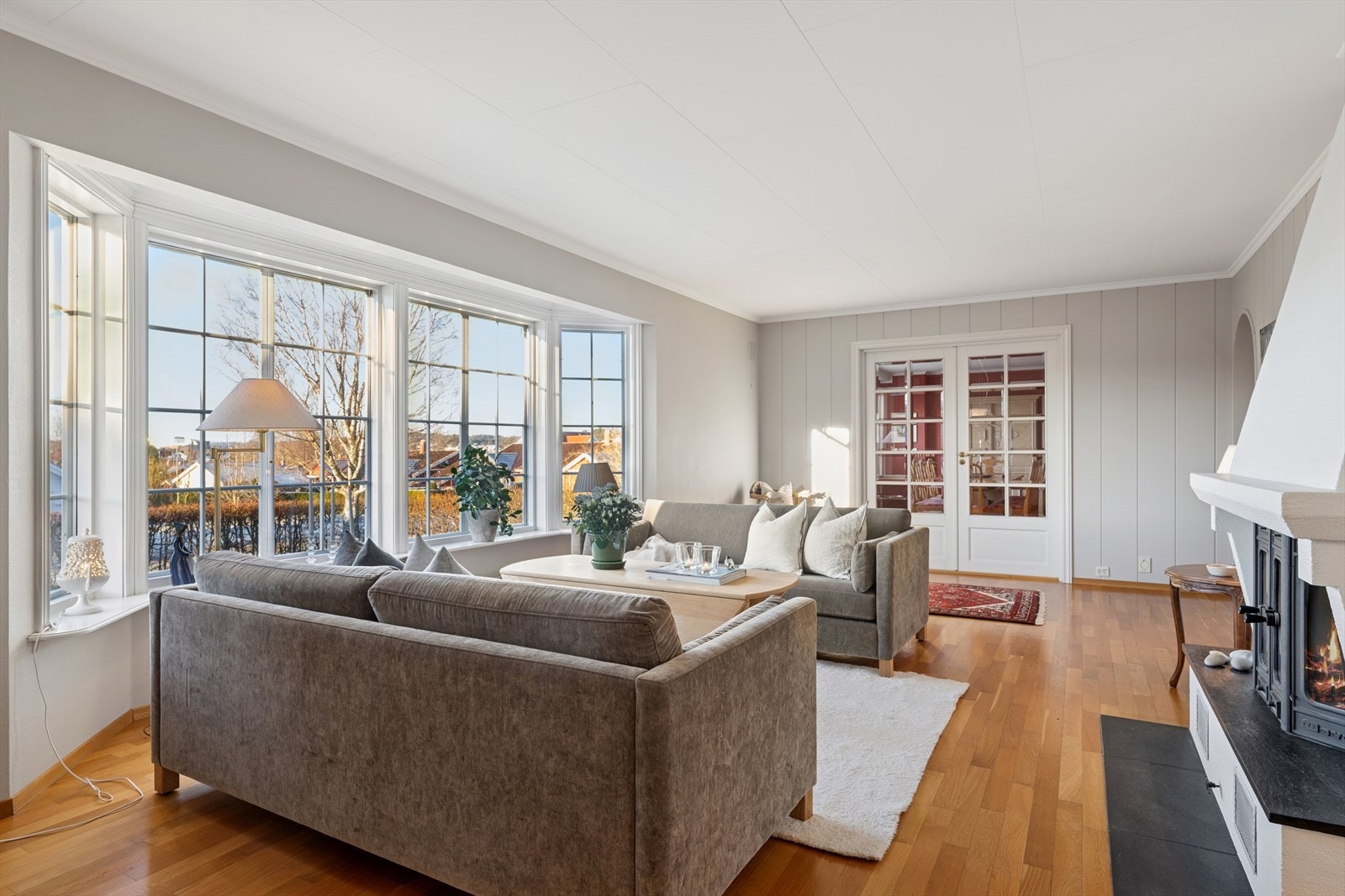 Stuen er meget romslig med store vindusflater som gir godt lysinnslipp og utsikt mot hageområde. Galleribilde