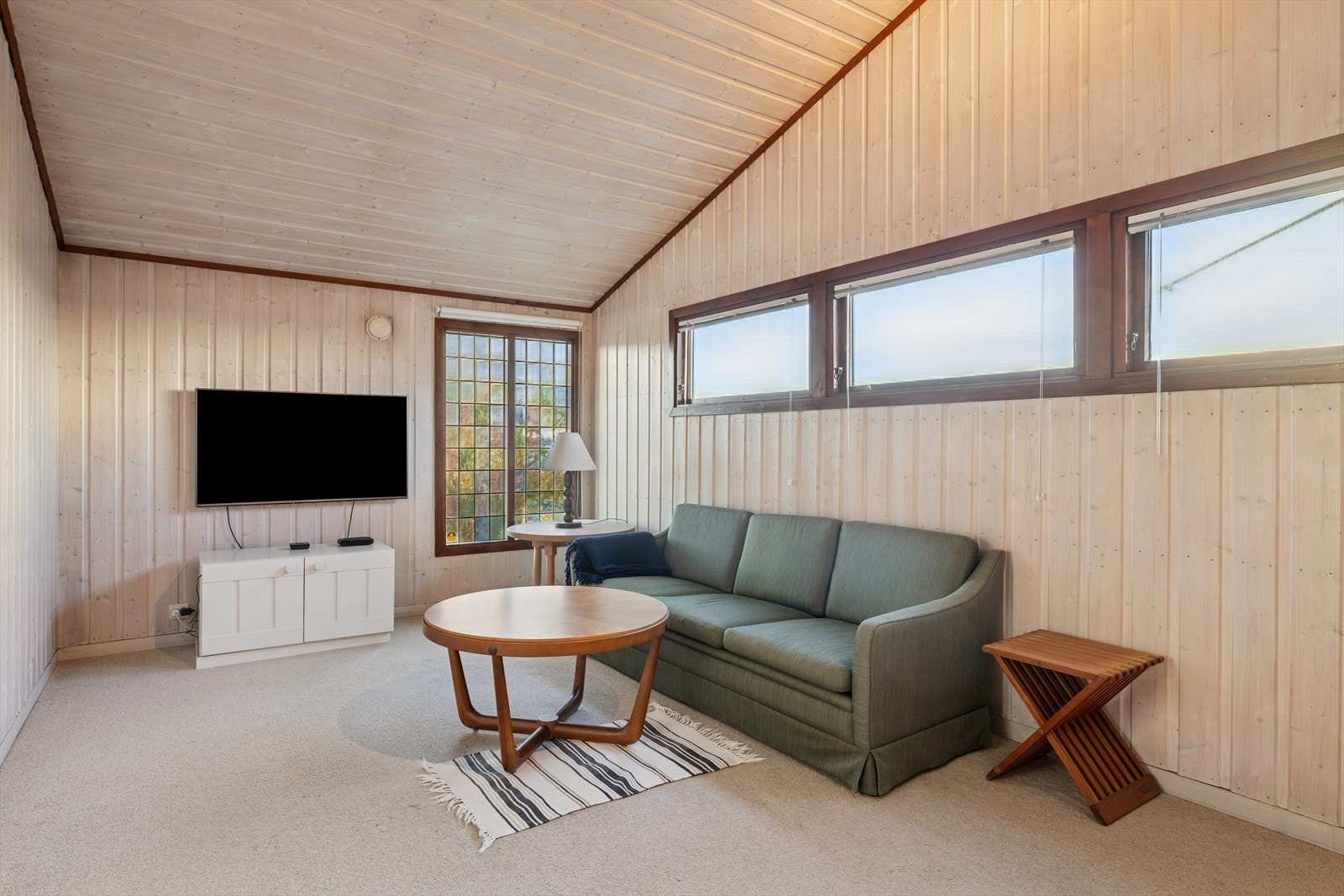 Oppholdsrom i 1. etasje som passer perfekt til TV- stue. Galleribilde