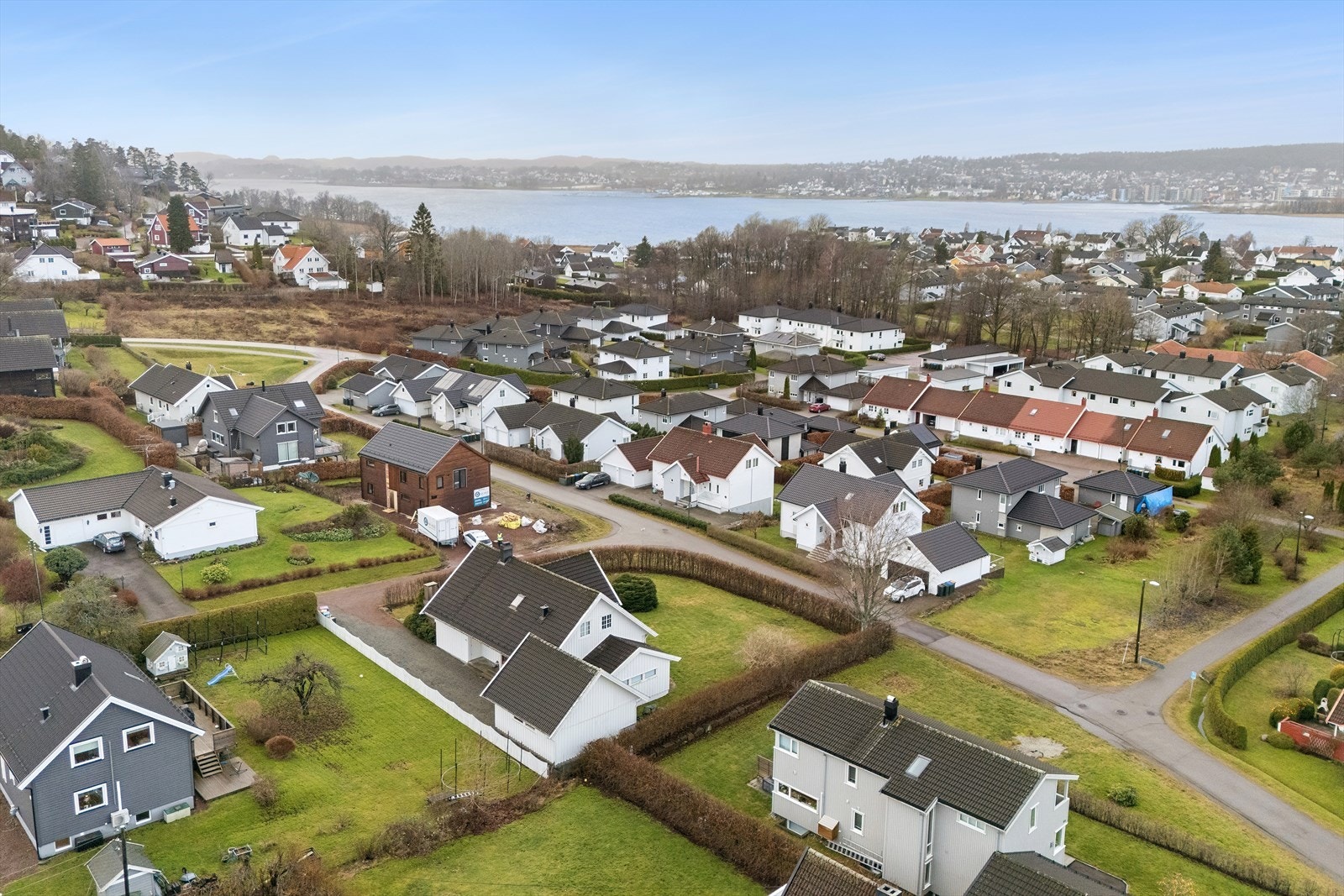 Boligen ligger i et attraktivt og naturskjønt område. Galleribilde