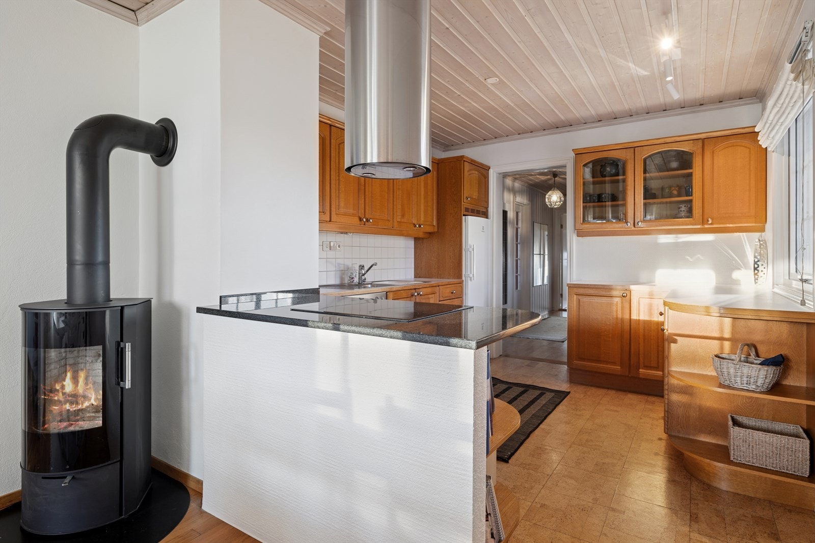 Peisovn på kjøkkenet gir effektiv oppvarming, og meget hyggelig spiseområde på kjøkkenet. Galleribilde