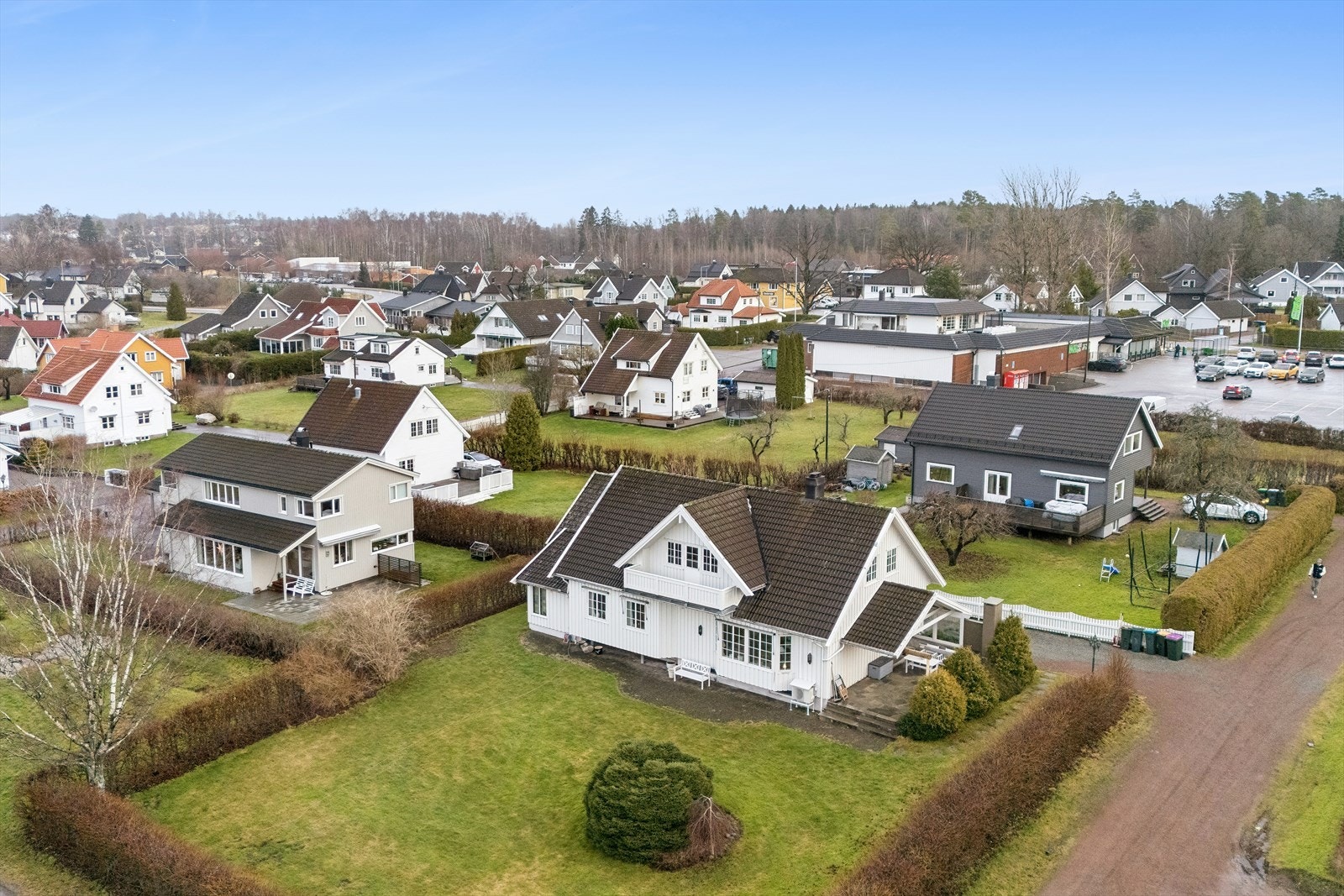 Daglige servicetilbud finnes i umiddelbar nærhet, med dagligvarebutikker og kjøpesentre innen enkel rekkevidde. Galleribilde