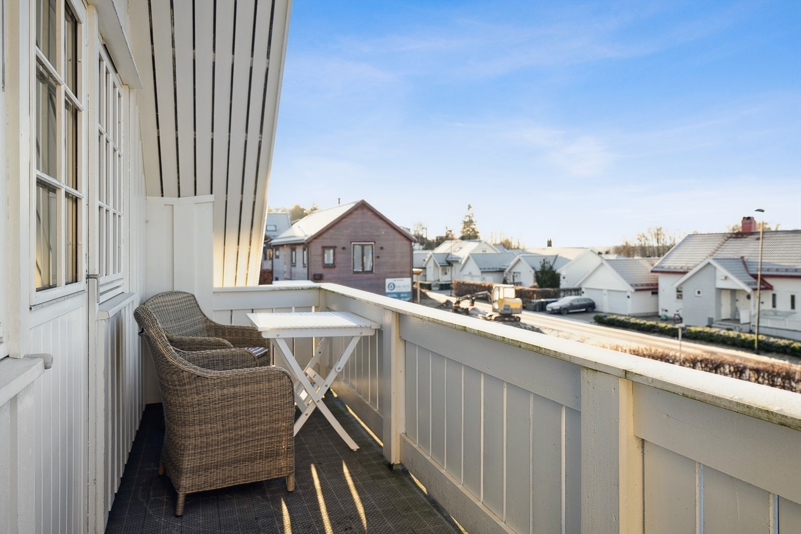 Balkong ut fra soverom i 2. etasje med fin utsikt til nærområdet. Galleribilde