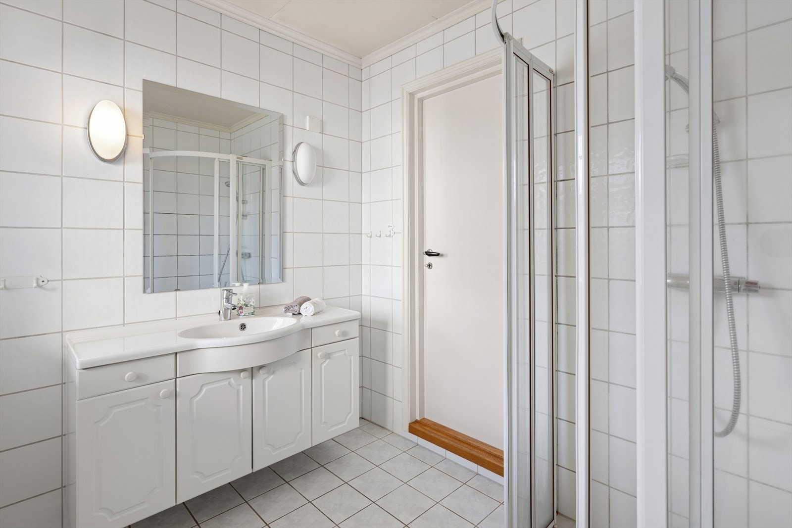 Eldre baderom i 1. etasje med fliser på gulv og vegger. Galleribilde