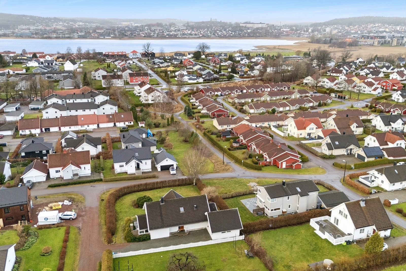 Fra eiendommen er det nærhet til både naturopplevelser og byens fasiliteter. Området gir gode muligheter for en aktiv livsstil, med flere idretts- og treningstilbud i nærområdet, blant annet balløkker, treningssentre og innendørs idrettsanlegg. Galleribilde