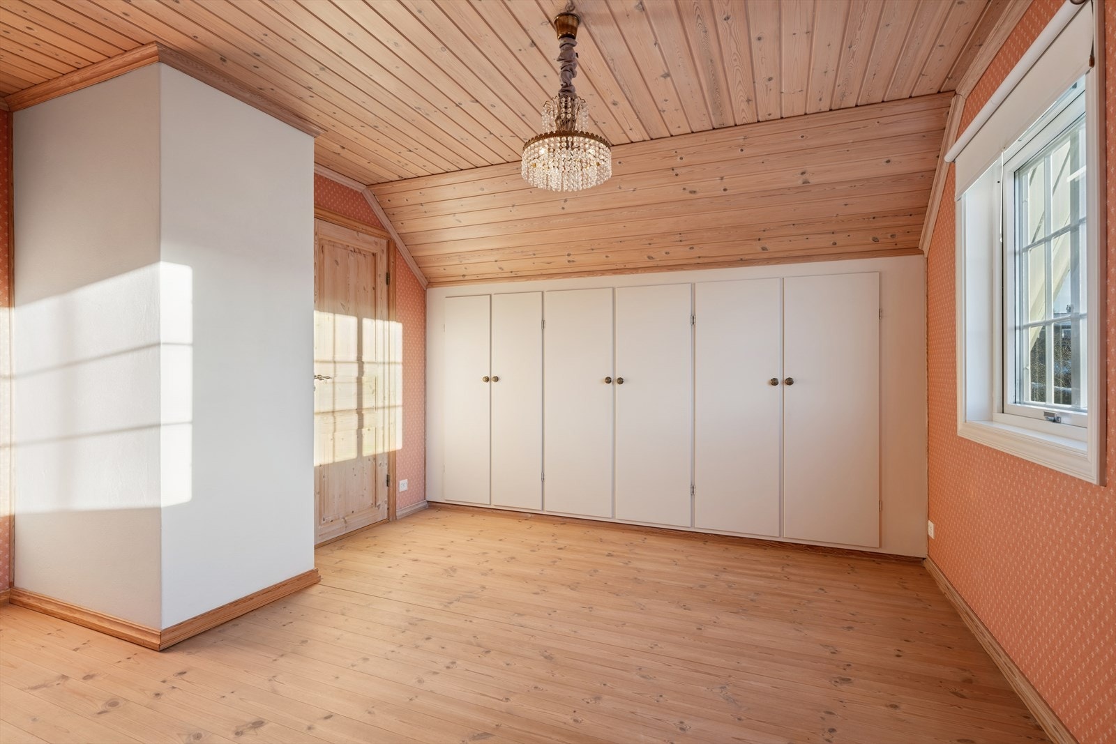 Rikelig med garderobeskap gir effektiv oppbevaring og utnyttelse av rommet. Galleribilde