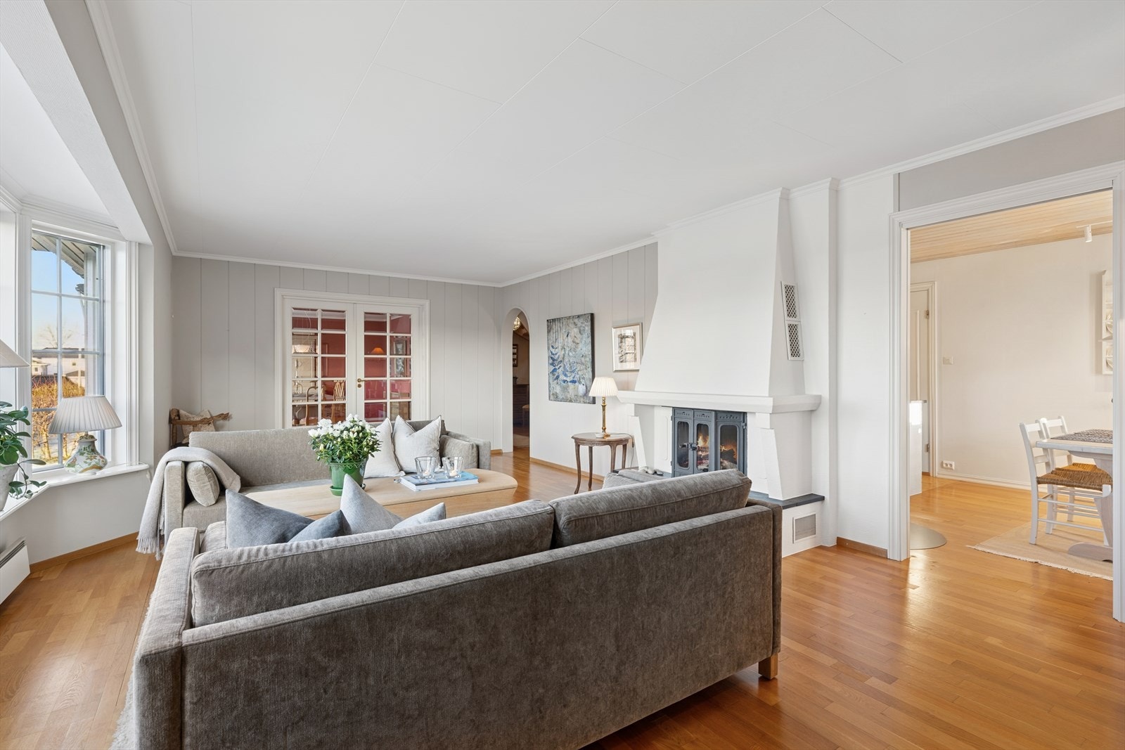 Peisovn i stuen bidrar med jevn varme og skaper et samlingspunkt i stuen. Galleribilde