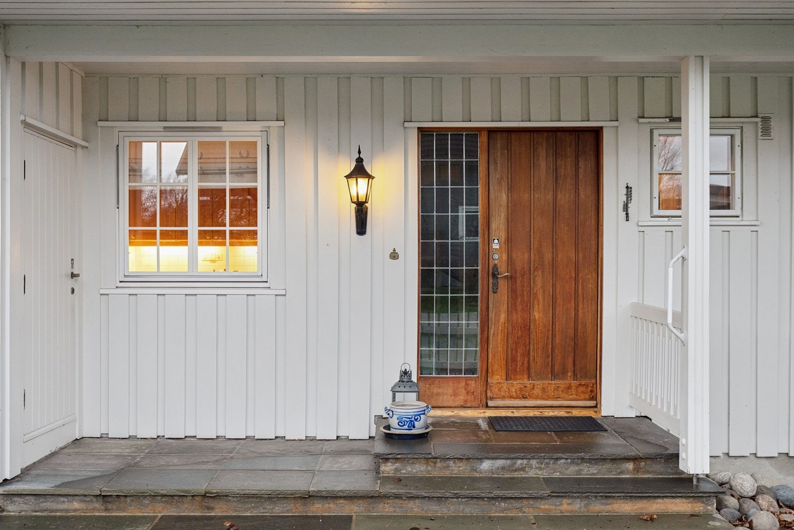 Inngangspartiet har teak ytterdør og skiferkledd trapp som gir et klassisk preg. Galleribilde