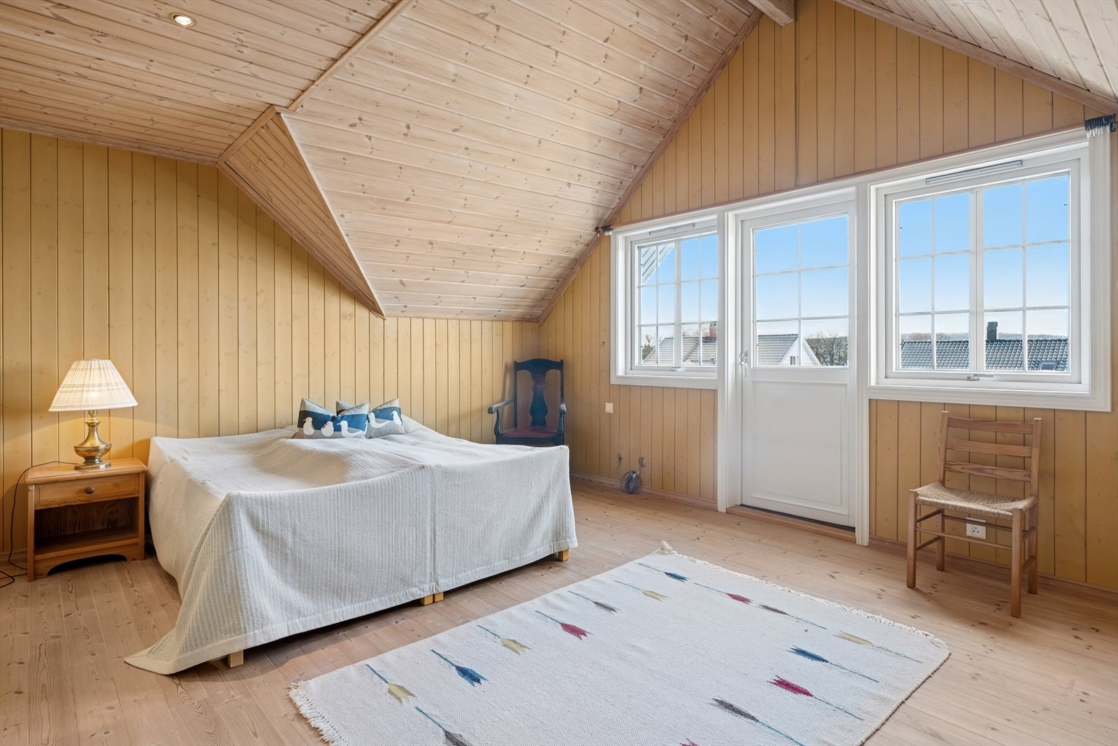 I loftsetasjen er det tre romslige soverom. Hovedsoverommet har utgang til balkong. Galleribilde