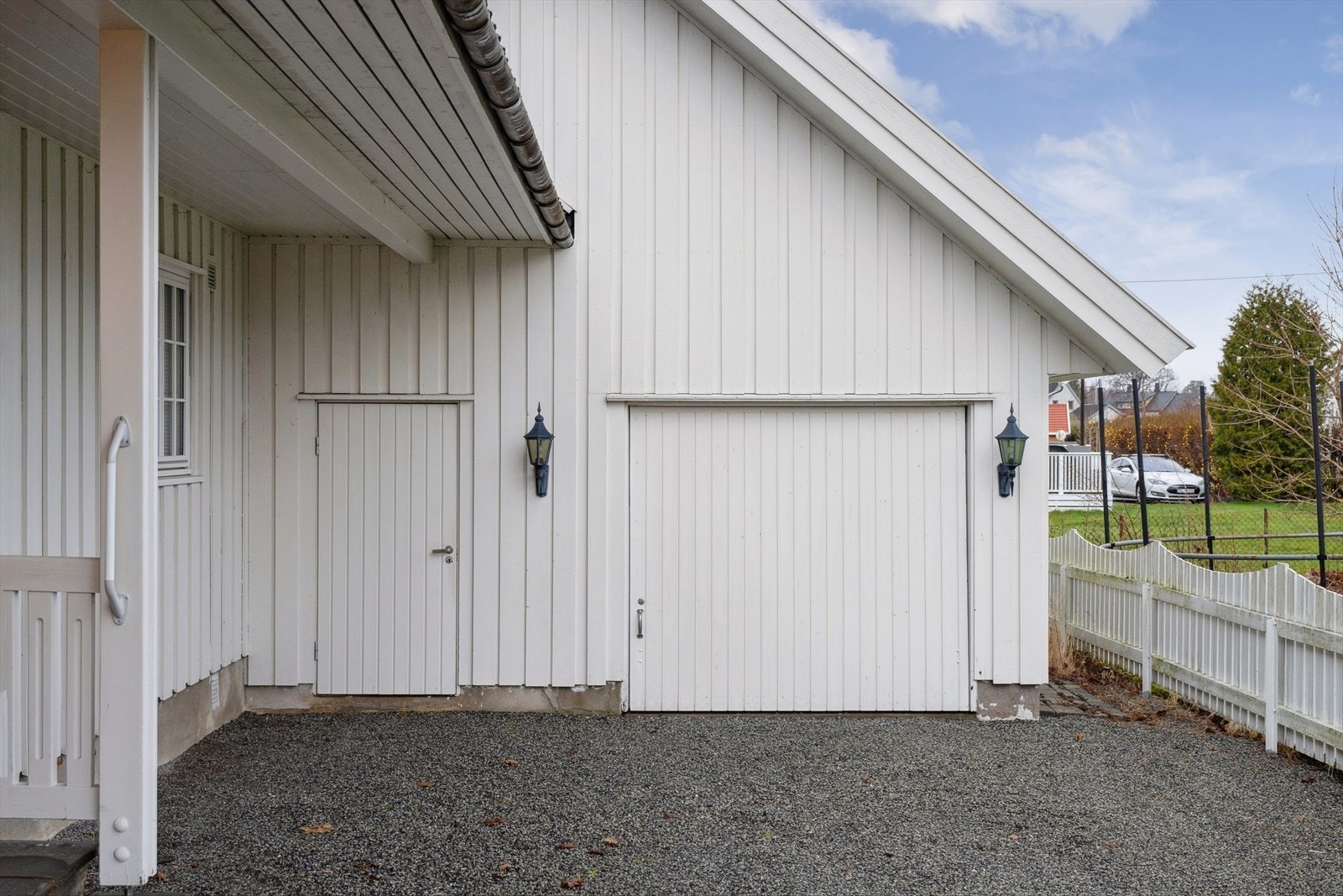 Garasje og utvendig bod. Galleribilde