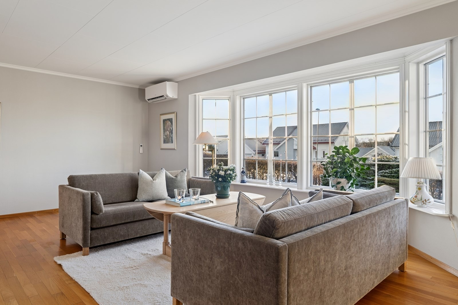 Plass til stor sofagruppe gjør stuen til et komfortabelt oppholdsrom. Galleribilde