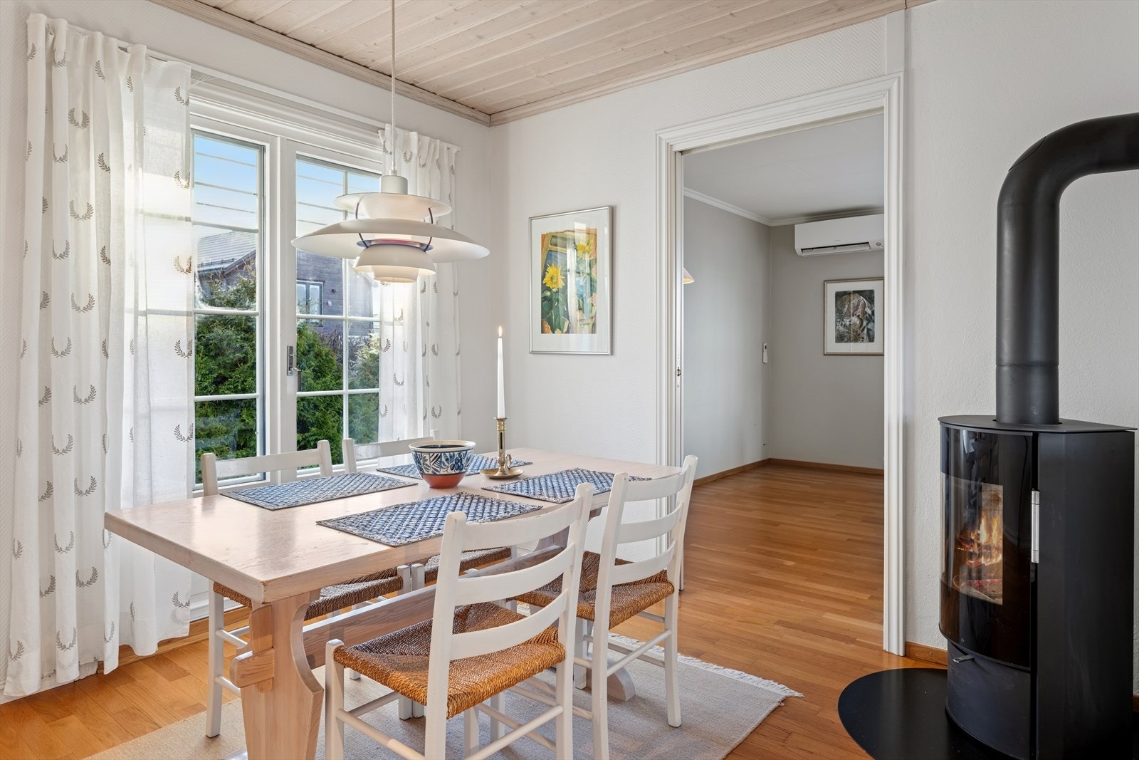 Utgang til uteplass fra kjøkkenet. Galleribilde