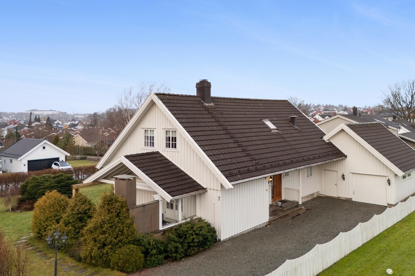 Gruslagt innkjørsel med enkel adkomst til garasje. Galleribilde