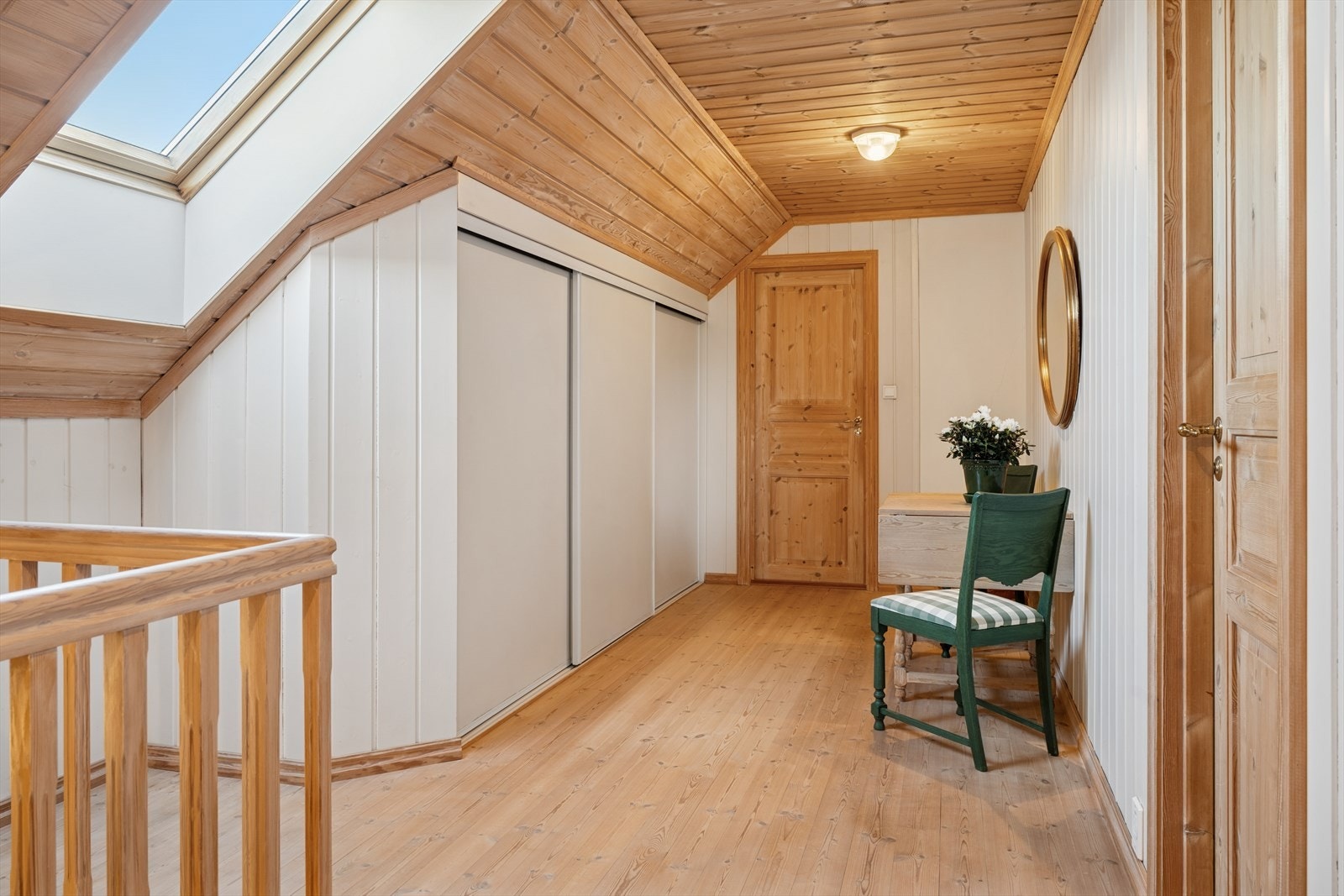 Skyvedørsgarderobe gir effektiv oppbevaring i gangen. Galleribilde