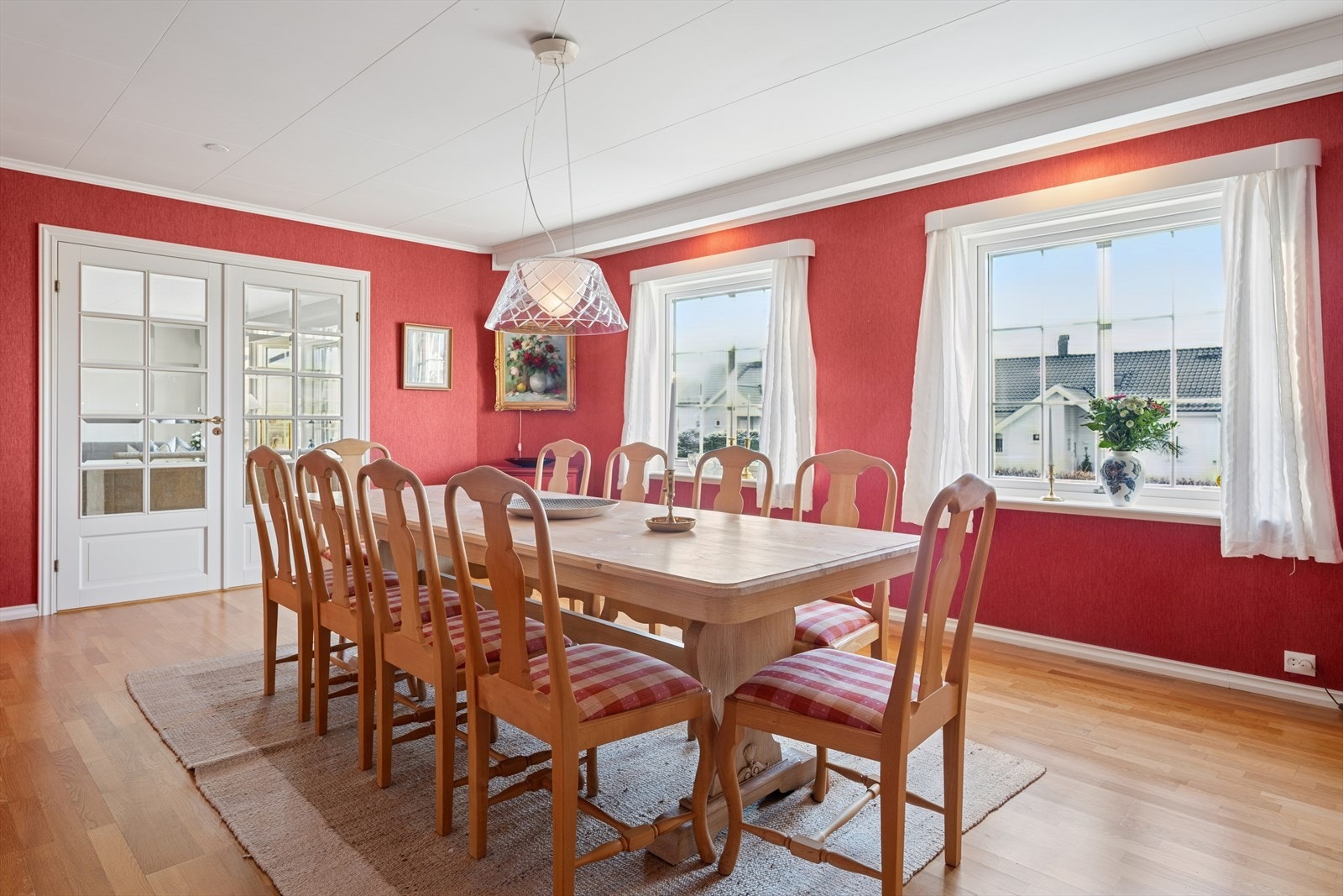 Her er det god plass å samle venner og famille til hyggelig samvær rundt bordet. Galleribilde