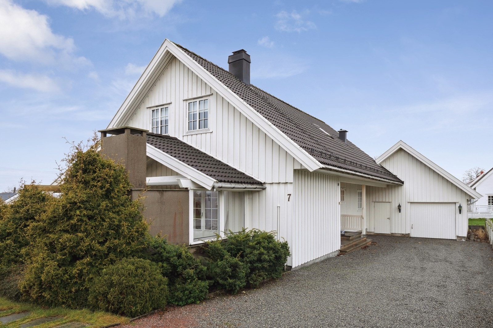 Boligen har enkel adkomst med garasje og biloppstillingsplasser i innkjørselen. Galleribilde