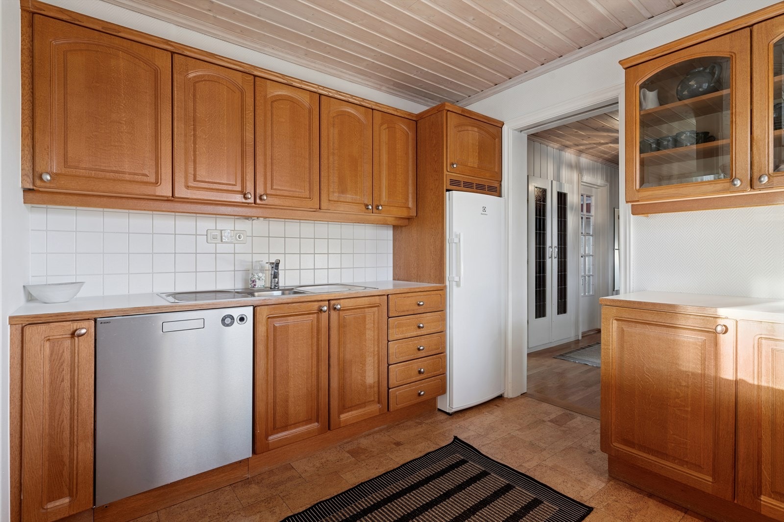 Kjøkkenet har innredning med profilerte fronter. Galleribilde