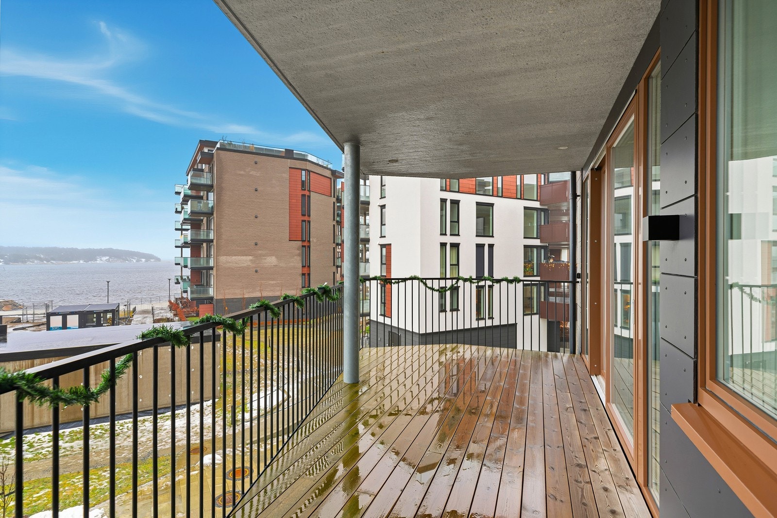 Romslig balkong med god plass til utemøblement og annet. Utsikten blir redusert ved oppføring av nytt bygg. Galleribilde