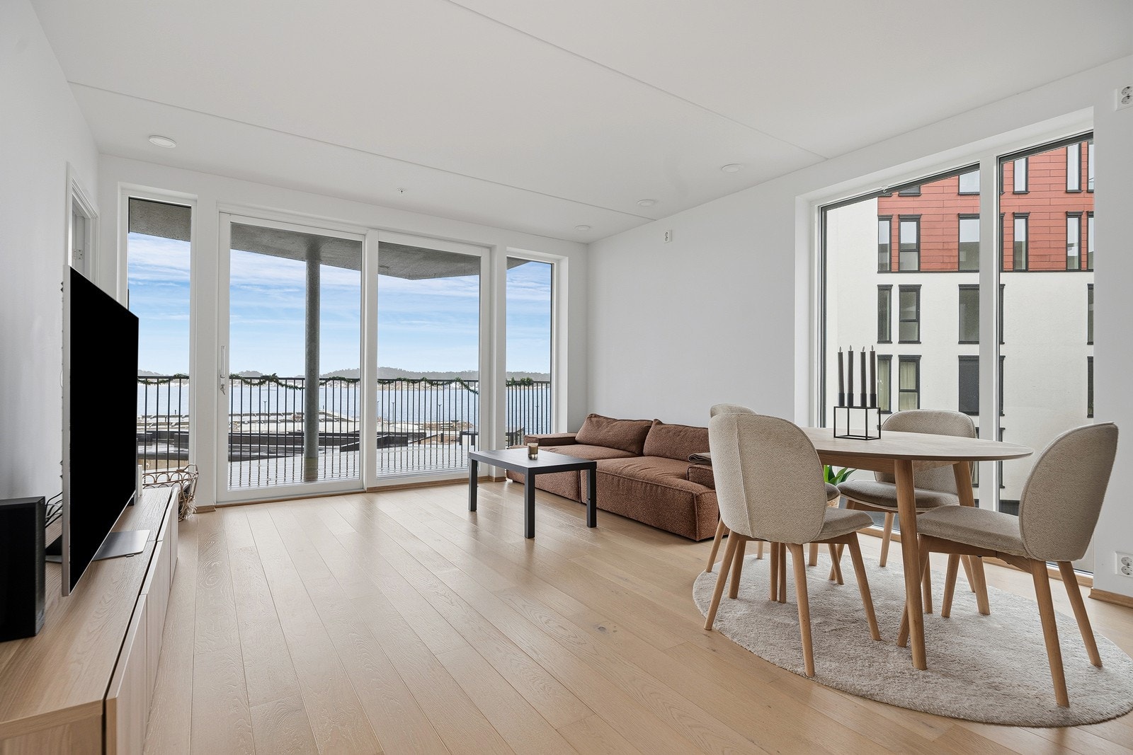 Velkommen til Lumber brygge 30! Boligen er presentert av Gaute Kverneland v/Aktiv Eiendomsmegling avd. Kristiansand. Foto: Ivars Upe Galleribilde